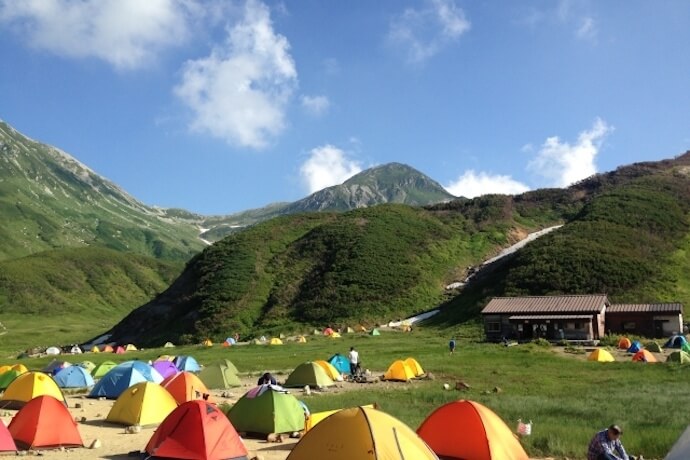 夏山のテントサイトと広い空
