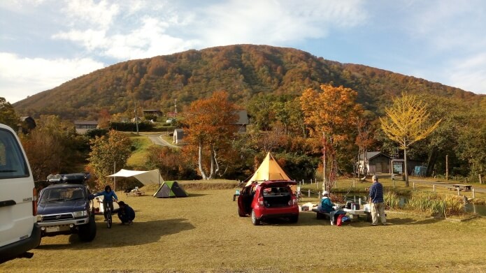 鮮やかな紅葉と青田南葉山