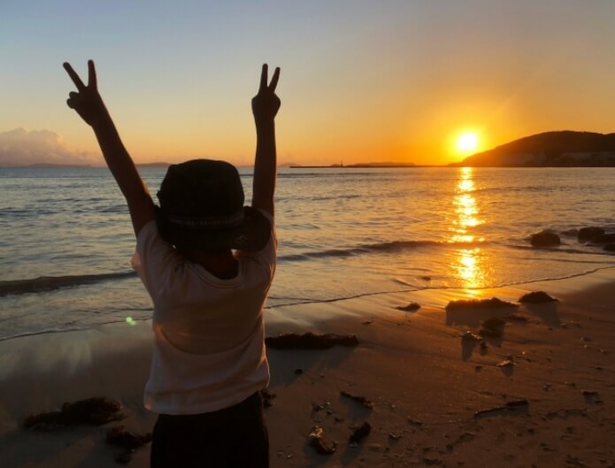 夕日と少年