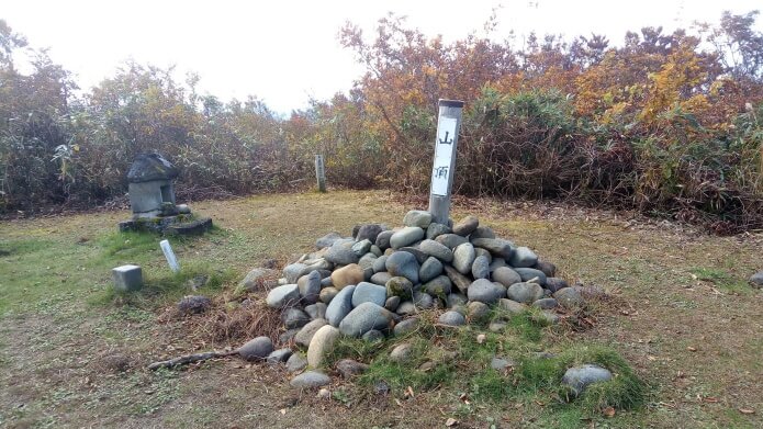 山頂とほこら