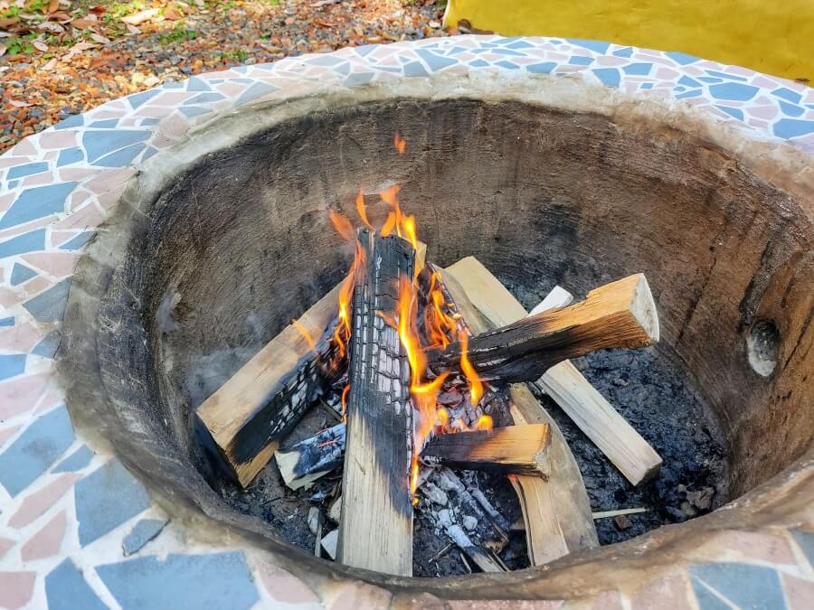 シンプルに解説 簡単な焚き火のやり方と薪の組み方 ころぽく
