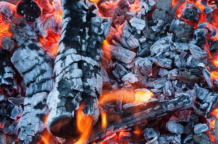 アルミ 新聞紙で検証 焚き火でのおいしい焼き芋の作り方 ころぽく