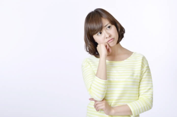 考える女性