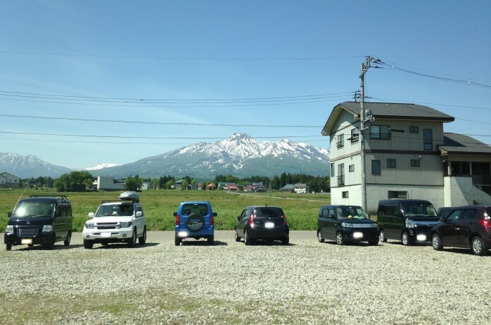 アウトドア専門学校の駐車場