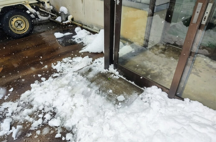 アパートの玄関と雪