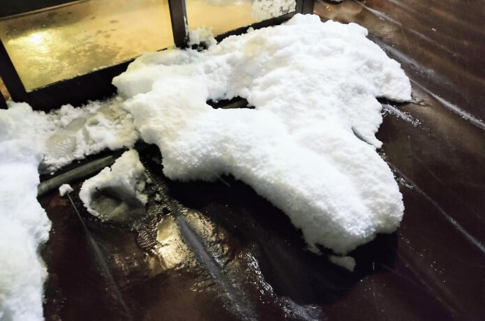 消雪パイプから水が出ている