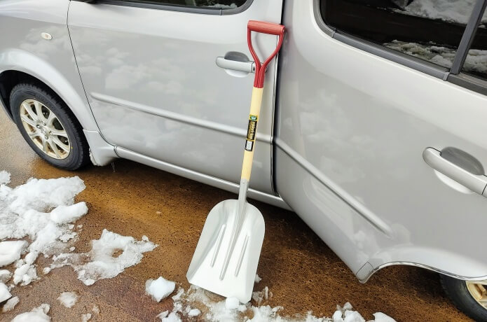 徹底解説 車の雪かき方法とガラス凍結時の解決策 ころぽく