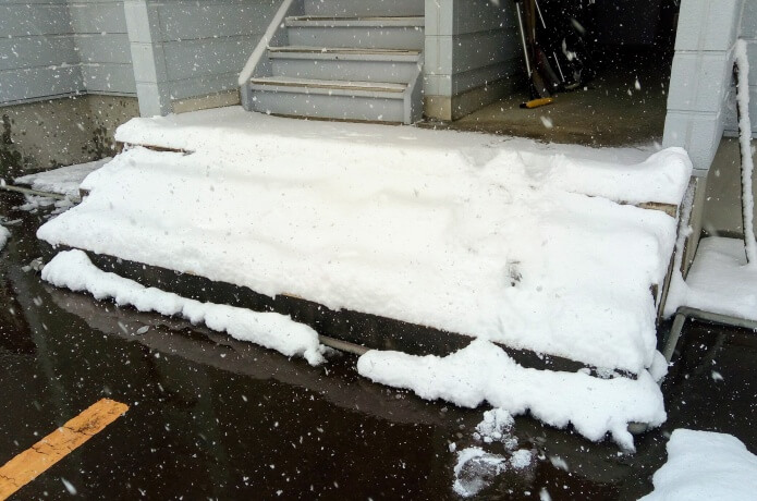 アパートの階段と雪
