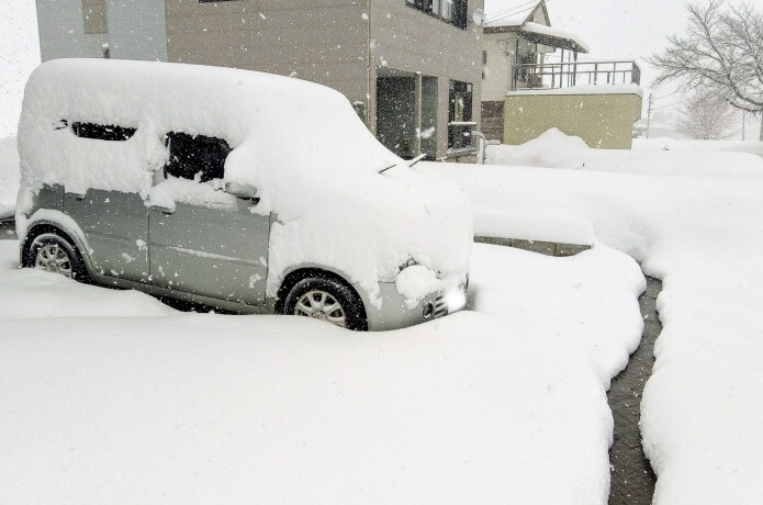 大雪と車