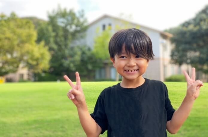 ピースサインをする子ども