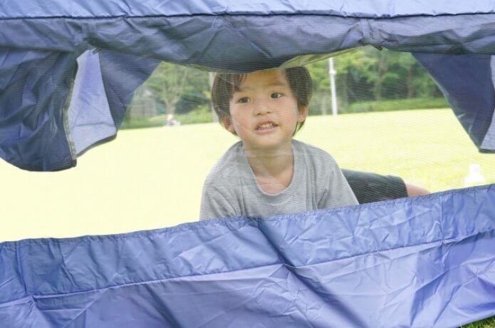 テントの中にいる子ども