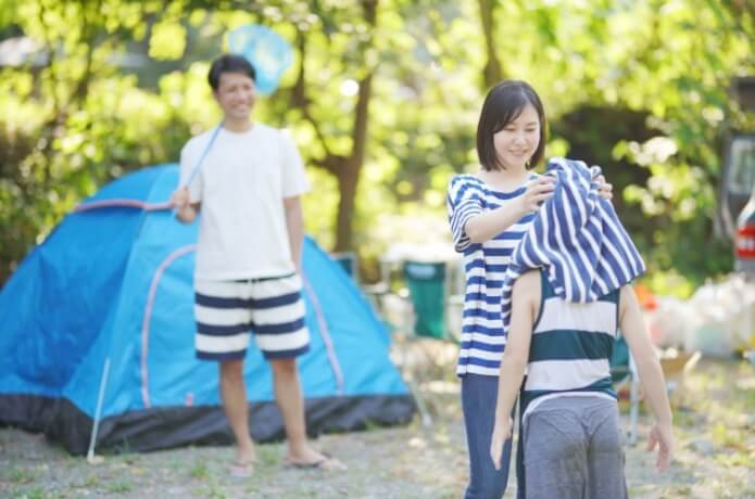 子どもを乾かす母親