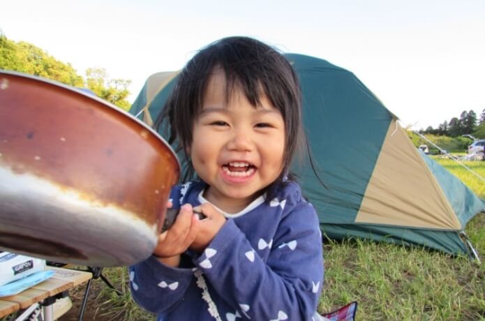 キャンプを楽しむ子ども