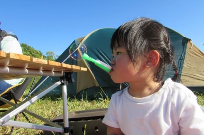 シャボン玉で遊ぶ子ども
