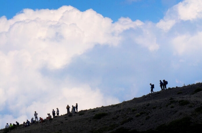 青空の下で登山