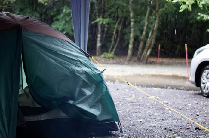 雨のキャンプテント