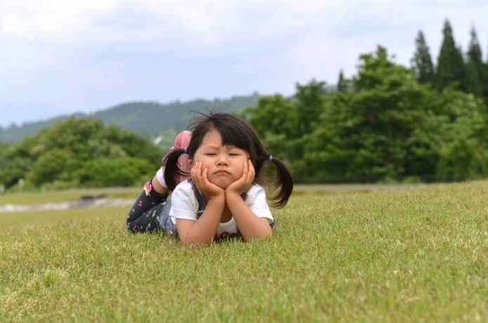 つまらない顔をする子ども