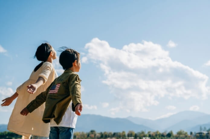 青空を見上げる二人