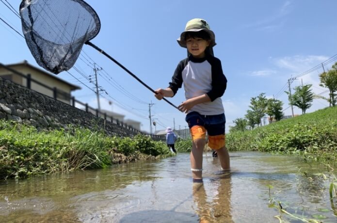 川遊びする子ども