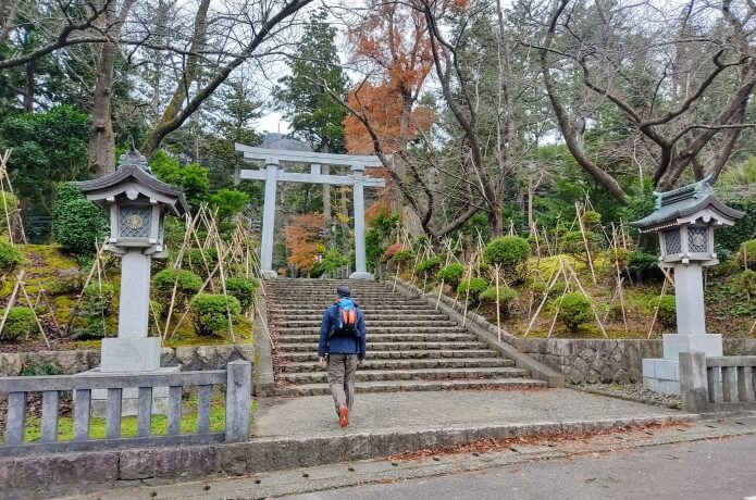 弥彦神社入り口